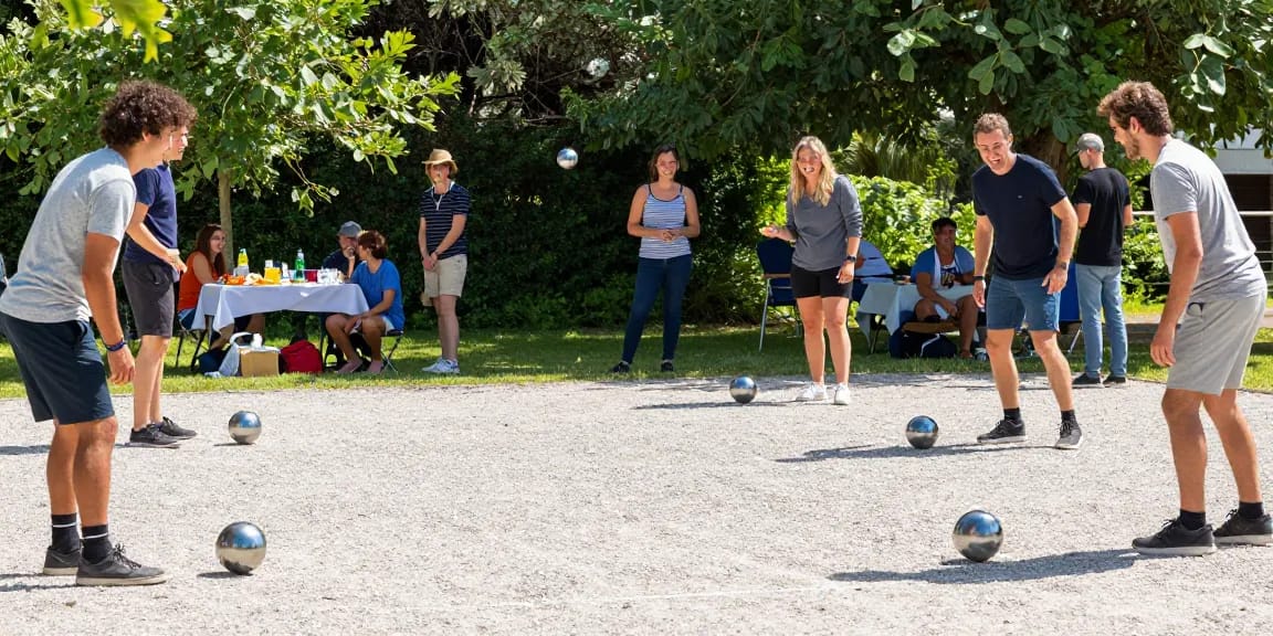 Aktivitas permainan petanque oleh komunitas di fopikotamakassar.org, menunjukkan kebersamaan dan kesenangan di lapangan terbuka.